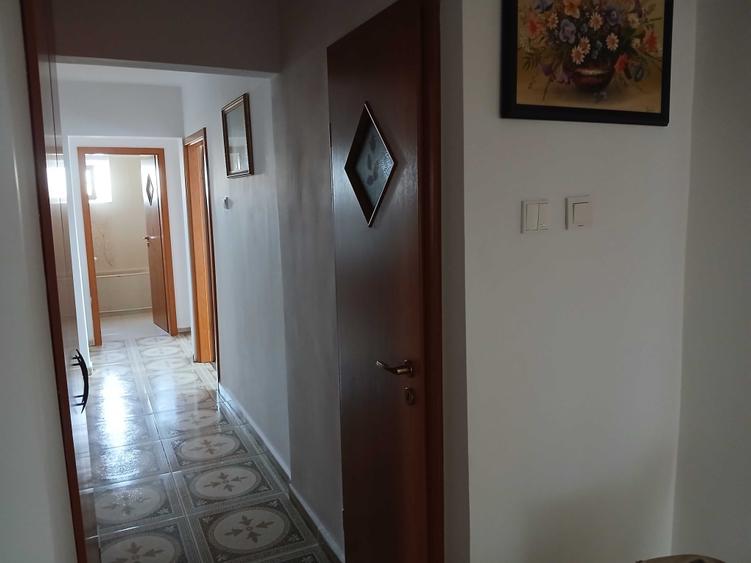 Apartament cu 3 camere decomandat în Girocului