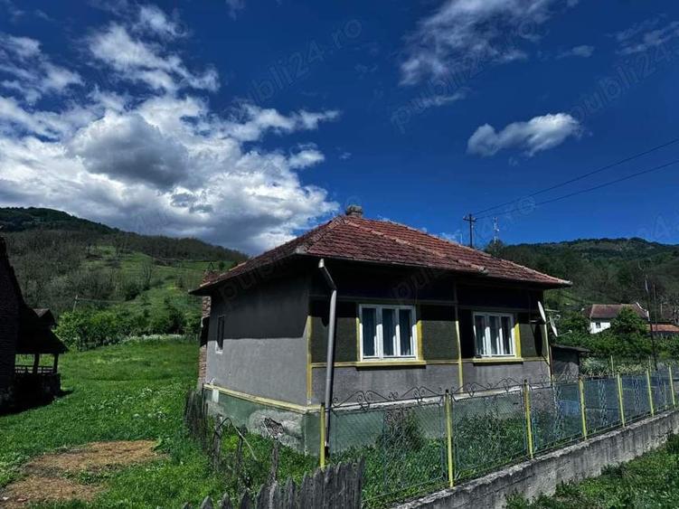 Casă cu 2 camere cu Teren 6200 Mp în Balșa