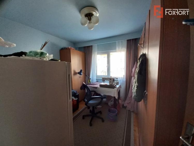 Apartament cu 3 camere semidecomandat, mobilat în Lipovei