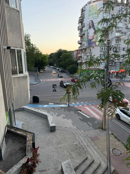 Apartament cu 3 camere decomandat, mobilat în Central