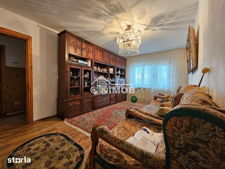 Apartament cu 3 camere semidecomandat în Micro 5