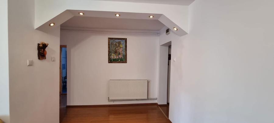 Apartament cu 3 camere decomandat în Micro 5