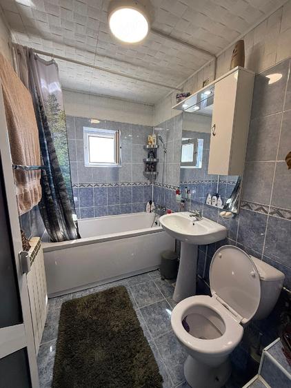 Apartament cu 3 camere semidecomandat, mobilat în Micro 4