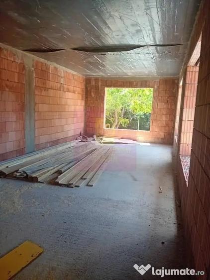 Casă cu 6 camere cu Teren 250 Mp în Dristor