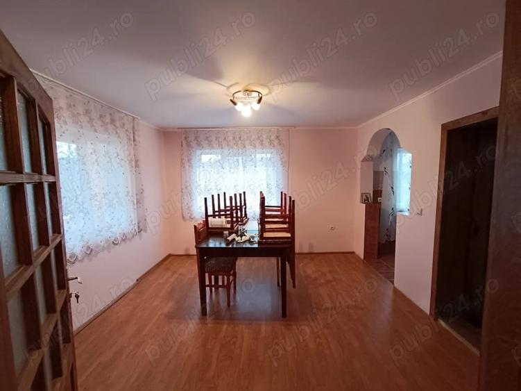 Casă cu 2 camere cu Teren 4442 Mp în Bârsău