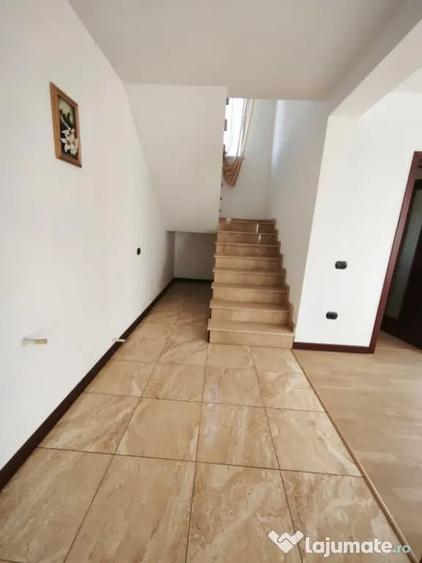 Casă cu 5 camere cu Teren 1792 Mp în Mitocu Dragomirnei