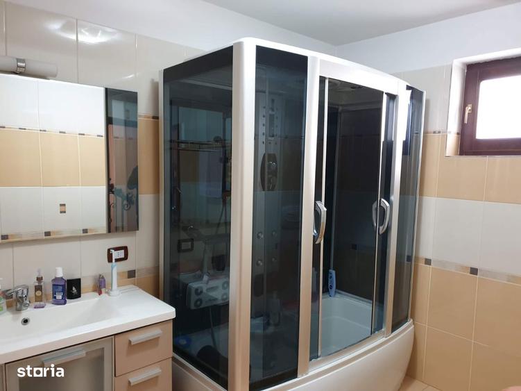 Casă cu 10 camere cu Teren 700 Mp în Obor