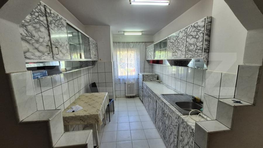 Apartament cu 4 camere semidecomandat, mobilat în Micro 17