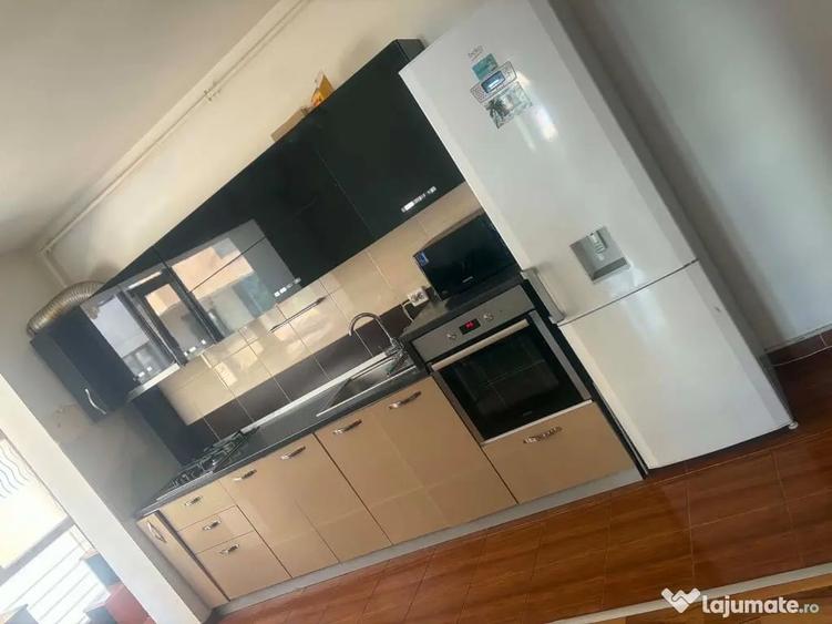 Apartament cu 3 camere semidecomandat în Rahova