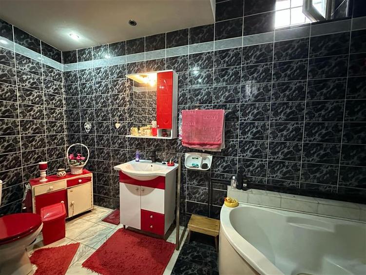 Casă individuală cu 7 camere cu Teren 900 Mp în Est