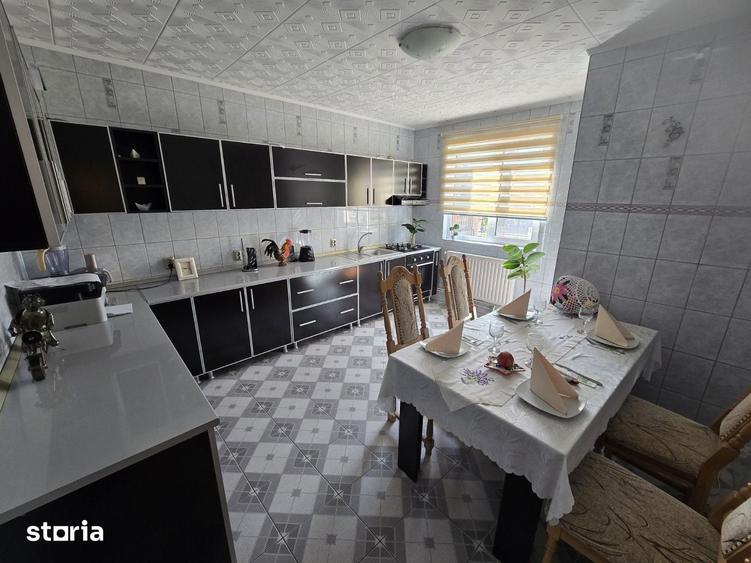 Casă cu 6 camere cu Teren 300 Mp în Sud