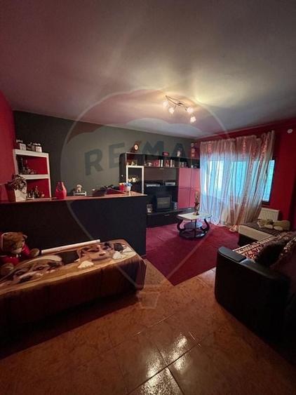 Casă individuală cu 10 camere cu Teren 154 Mp în Central