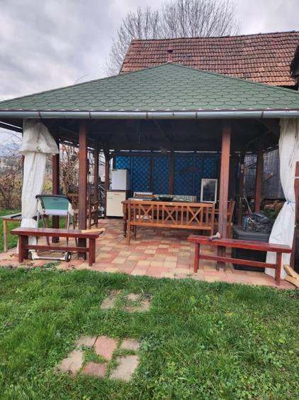 Casă individuală cu 6 camere cu Canalizare în Luna de Sus