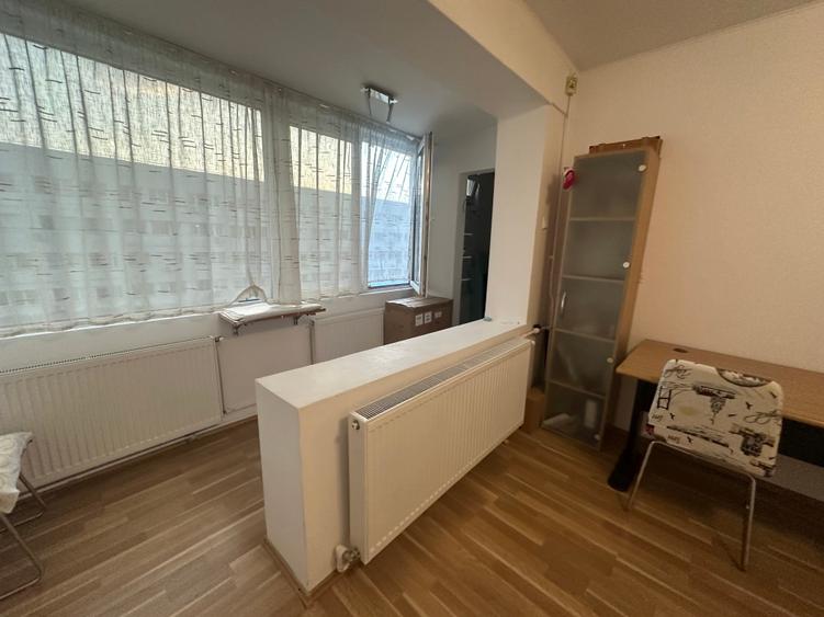 Apartament cu 3 camere semidecomandat în Iancului