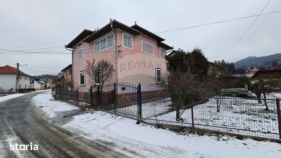 Casă cu 6 camere cu Teren 200 Mp în Central