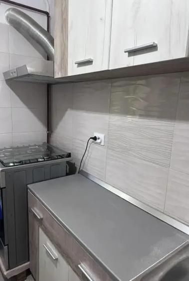 Apartament cu 4 camere decomandat, mobilat în Titan