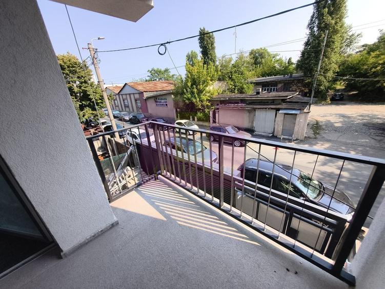 Casă individuală cu 6 camere cu Canalizare în Barbu Văcărescu