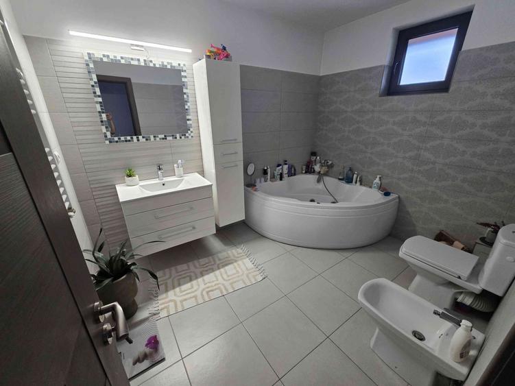 Casă individuală cu 4 camere cu Canalizare în Chiajna