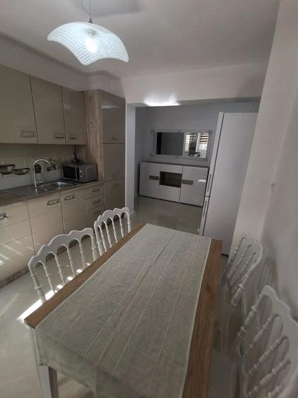 Apartament cu 3 camere semidecomandat în Traian