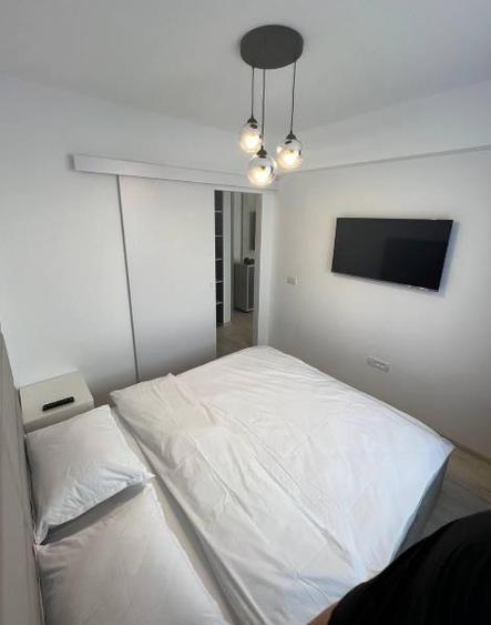 Apartament cu 2 camere decomandat în Tractorul