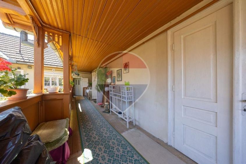 Casă individuală cu 6 camere cu Teren 1900 Mp în Central