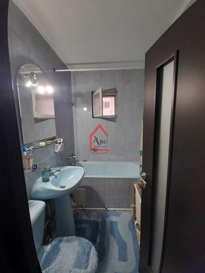 Apartament cu 3 camere semidecomandat, mobilat în Dacia