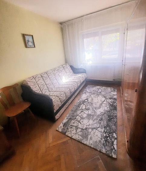 Apartament cu 3 camere semidecomandat în Drumul Carului