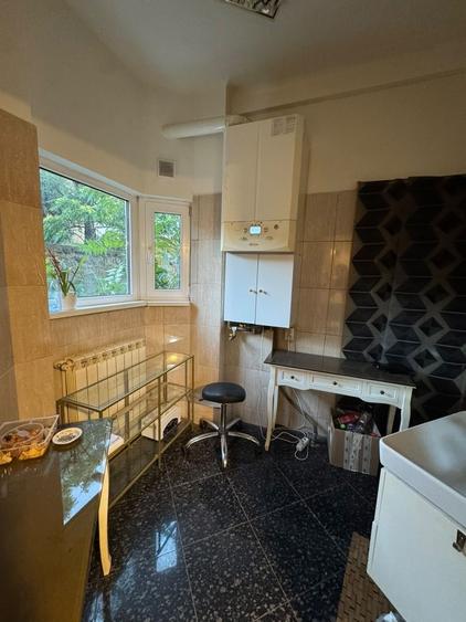 Apartament cu 3 camere semidecomandat în P-ța Victoriei