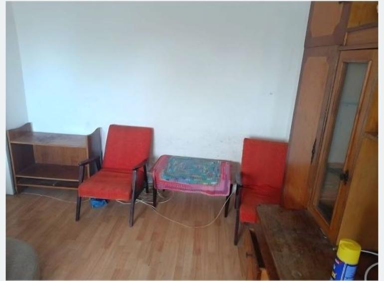 Garsonieră decomandată în Palas
