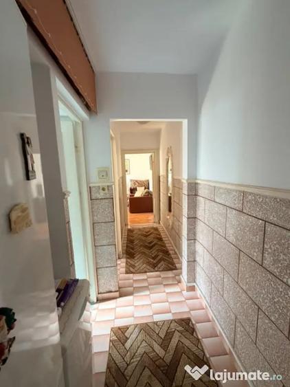 Apartament cu 3 camere semidecomandat în Casa de Cultură