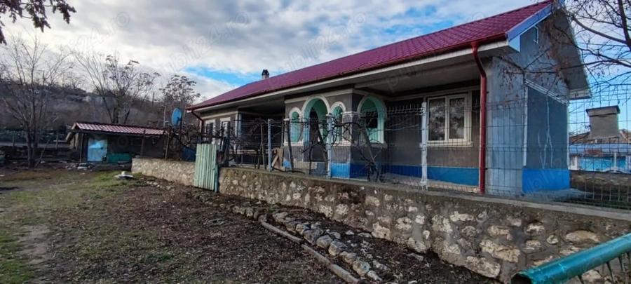 Casă cu 6 camere cu Teren 8000 Mp în Petroșani