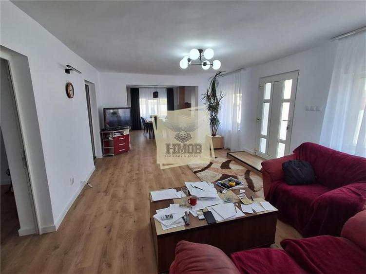 Casă individuală cu 7 camere cu Teren 810 Mp în Exterior Vest