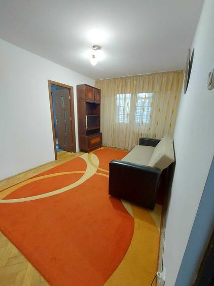 Apartament cu 3 camere semidecomandat în Alexandru cel Bun