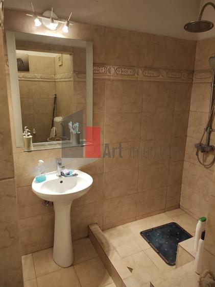 Apartament cu 3 camere semidecomandat în Universitate