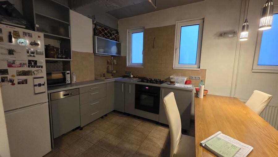 Apartament cu 3 camere semidecomandat, mobilat în Circumvalațiunii