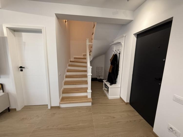 Casă cu 4 camere cu Teren 156 Mp în 1 Decembrie