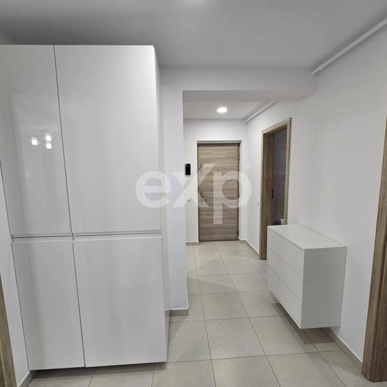 Apartament cu 3 camere decomandat, mobilat în Tractorul