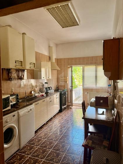 Casă individuală cu 12 camere cu Canalizare în Bran