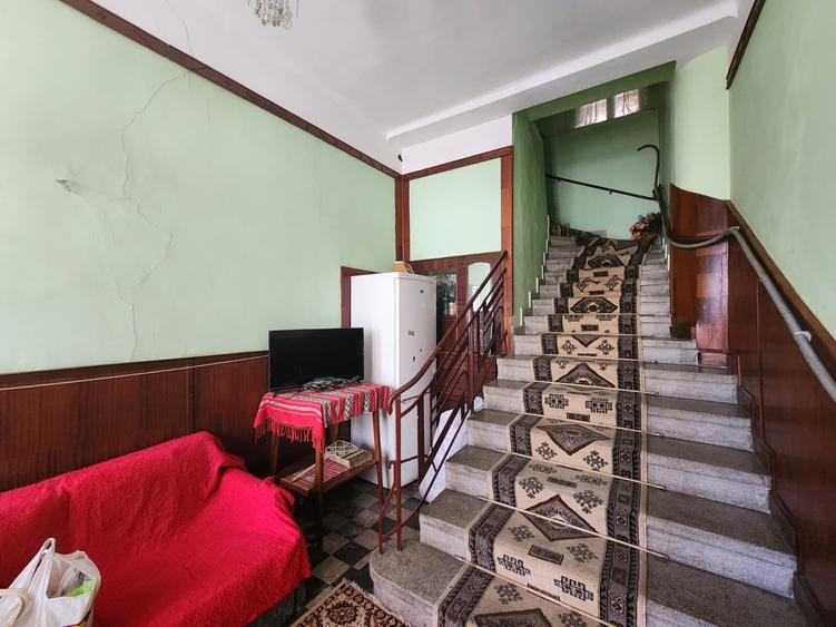 Casă cu 7 camere cu Canalizare în Ultracentral