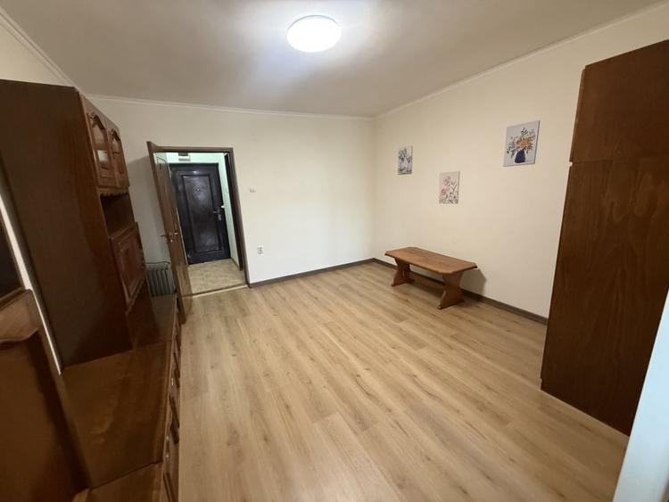 Garsonieră decomandată, mobilată în Piața Nouă