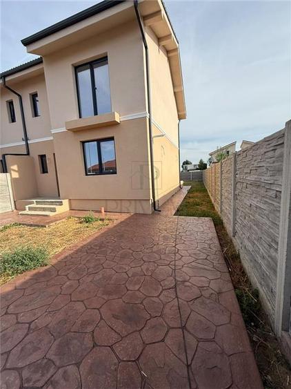 Duplex cu 4 camere cu Canalizare în Moșnița Nouă