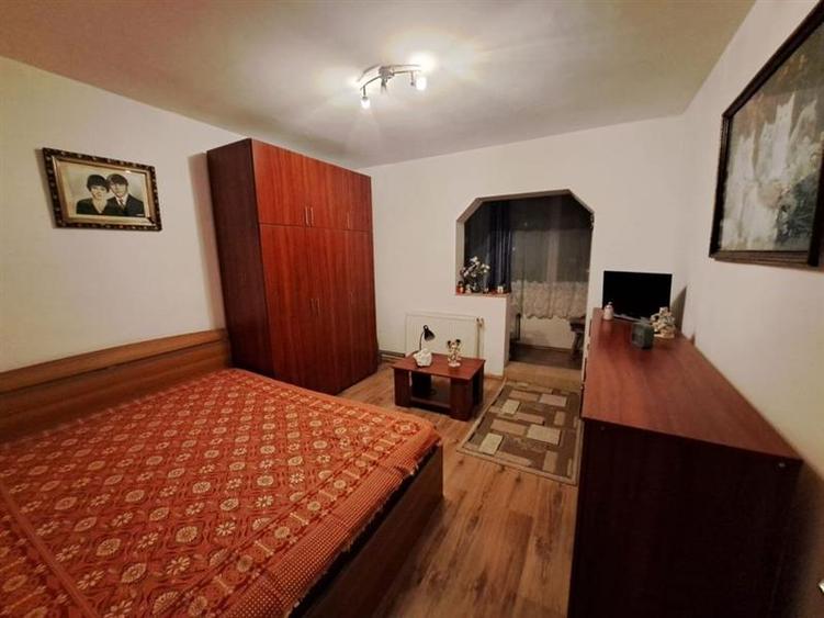 Apartament cu 3 camere decomandat, mobilat în Noua