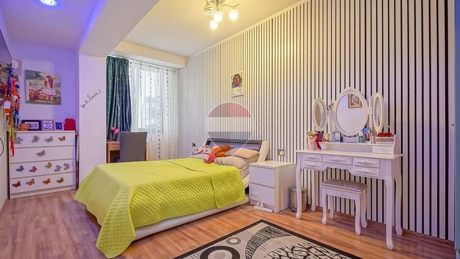 Apartament cu 3 camere decomandat, mobilat în Tractorul