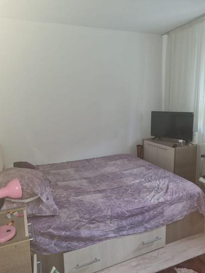 Apartament cu 3 camere semidecomandat în Craiovița Nouă