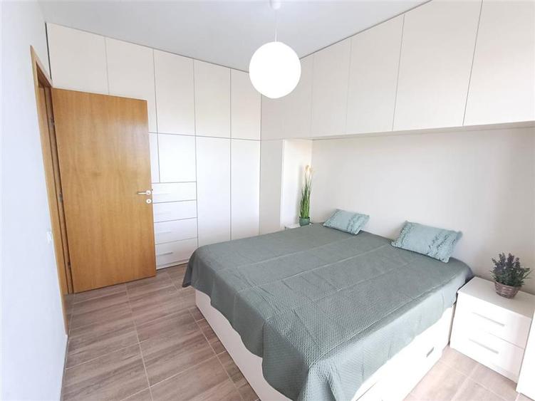 Apartament cu 2 camere decomandat, mobilat în Tractorul