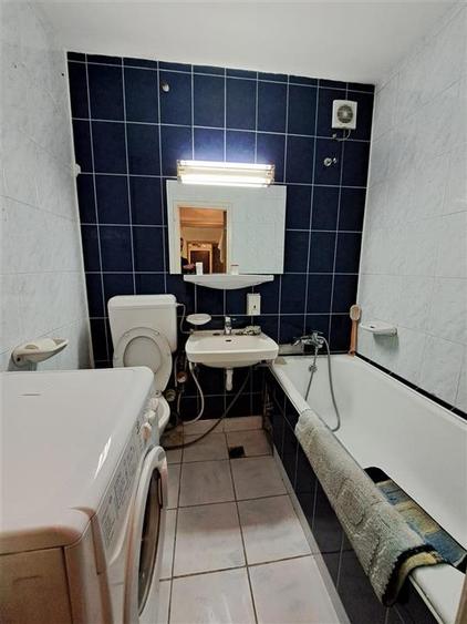 Apartament cu 3 camere semidecomandat în Berceni