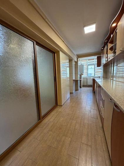 Apartament cu 3 camere semidecomandat în Faleză