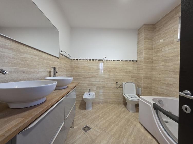 Casă individuală cu 7 camere cu Piscina în Central