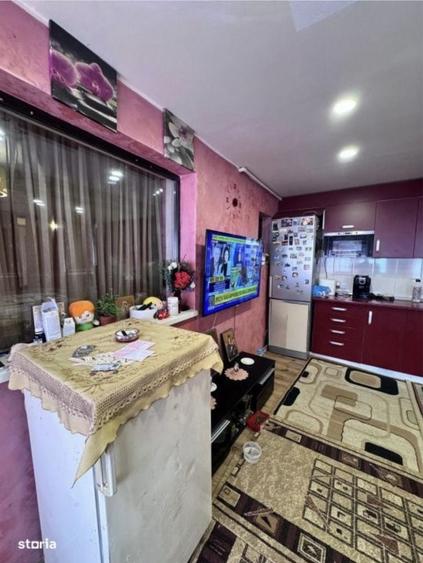 Apartament cu 4 camere semidecomandat în Florești