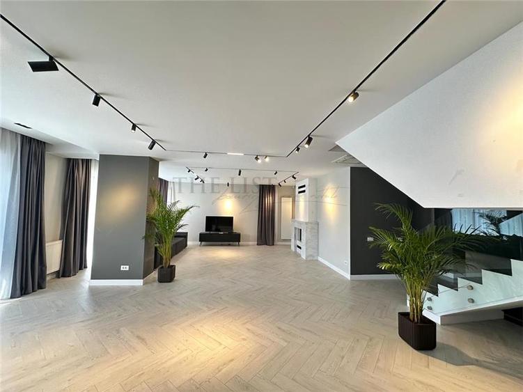 Duplex cu 9 camere cu Piscina în Pipera
